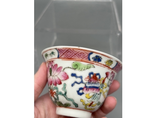 粉彩莲花博古纹铃铛杯