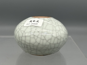 哥釉点红水盂