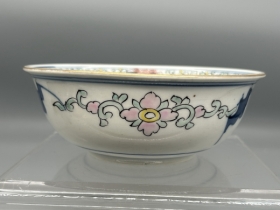 青花加彩缠枝花碗