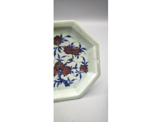 豆地青花釉里红九桃八方盘