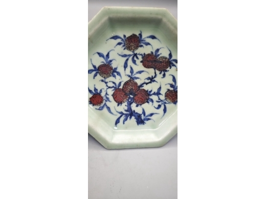 豆地青花釉里红九桃八方盘
